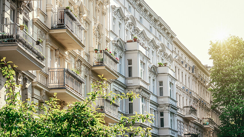 Historisches Wohngebäude mit Bäumen